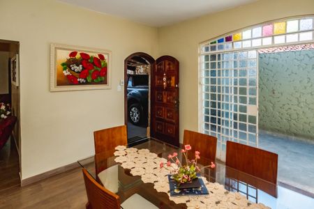 Casa à venda com 300m², 4 quartos e sem vagaSala