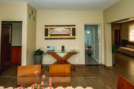 Sala de casa à venda com 4 quartos, 300m² em São João Batista, Belo Horizonte