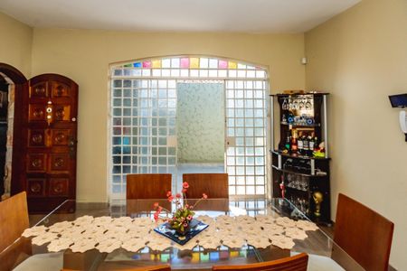 Casa à venda com 300m², 4 quartos e sem vagaSala