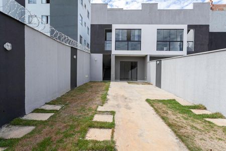 Casa à venda com 97m², 3 quartos e 2 vagasFachada