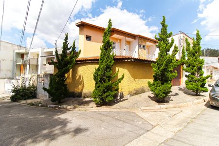 Casa à venda com 170m², 3 quartos e 3 vagasFachada