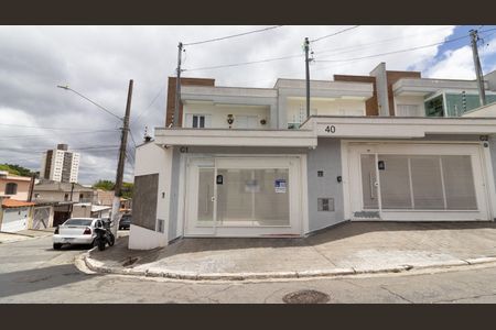 Casa à venda com 90m², 2 quartos e 2 vagas Casa à venda com 90m², 2 quartos e 2 vagasFachada