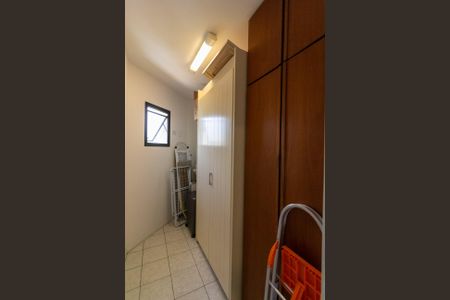 Apartamento à venda com 180m², 3 quartos e 3 vagas Apartamento à venda com 180m², 3 quartos e 3 vagasQuarto de Serviço