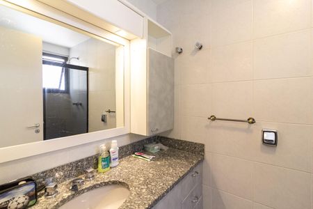 Apartamento à venda com 180m², 3 quartos e 3 vagas Apartamento à venda com 180m², 3 quartos e 3 vagasBanheiro da Suíte 1