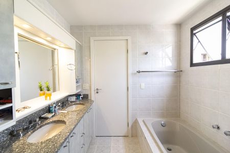 Apartamento à venda com 180m², 3 quartos e 3 vagas Apartamento à venda com 180m², 3 quartos e 3 vagasBanheiro da Suíte 2