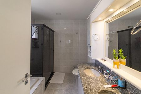 Apartamento à venda com 180m², 3 quartos e 3 vagas Apartamento à venda com 180m², 3 quartos e 3 vagasBanheiro da Suíte 2