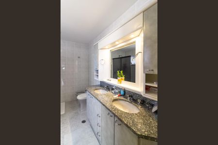 Apartamento à venda com 180m², 3 quartos e 3 vagas Apartamento à venda com 180m², 3 quartos e 3 vagasBanheiro da Suíte 2