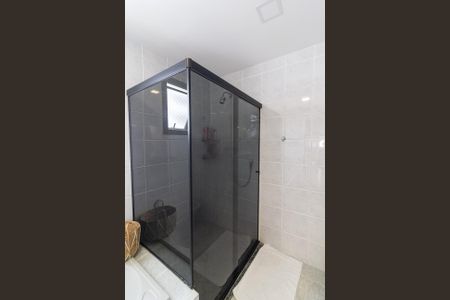 Apartamento à venda com 180m², 3 quartos e 3 vagas Apartamento à venda com 180m², 3 quartos e 3 vagasBanheiro da Suíte 2
