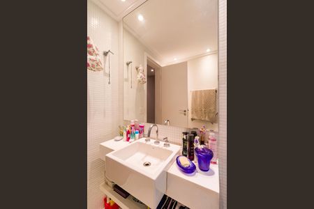 Apartamento à venda com 220m², 3 quartos e 3 vagasBanheiro da Suíte 1