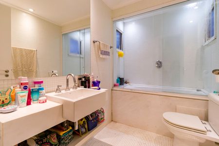 Apartamento à venda com 220m², 3 quartos e 3 vagasBanheiro da Suíte 1