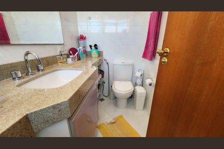 Casa de condomínio à venda com 430m², 5 quartos e 4 vagas Casa de condomínio à venda com 430m², 5 quartos e 4 vagasBanheiro da Suíte 2