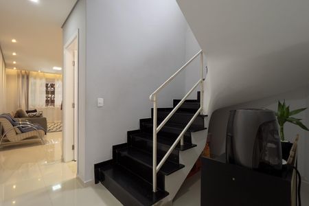 Casa à venda com 125m², 3 quartos e 2 vagas Casa à venda com 125m², 3 quartos e 2 vagasEscada