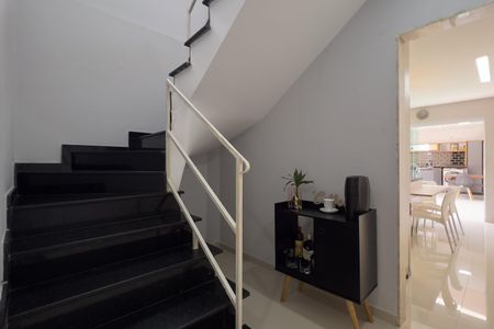 Casa à venda com 125m², 3 quartos e 2 vagas Casa à venda com 125m², 3 quartos e 2 vagasEscada