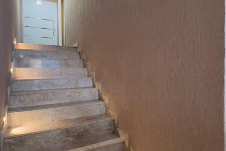 Casa à venda com 125m², 3 quartos e 2 vagas Casa à venda com 125m², 3 quartos e 2 vagasEscada