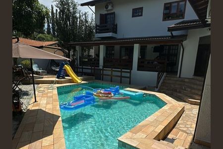 Casa à venda com 340m², 4 quartos e 4 vagas Casa à venda com 340m², 4 quartos e 4 vagasPiscina