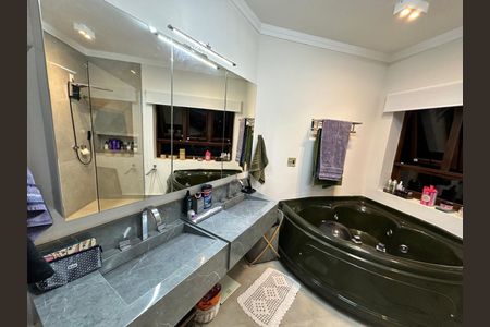 Casa à venda com 340m², 4 quartos e 4 vagas Casa à venda com 340m², 4 quartos e 4 vagasBanheiro da suíte 3