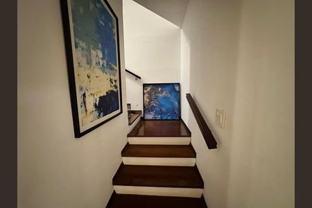 Casa à venda com 340m², 4 quartos e 4 vagas Casa à venda com 340m², 4 quartos e 4 vagasEscada