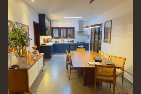 Casa à venda com 340m², 4 quartos e 4 vagas Casa à venda com 340m², 4 quartos e 4 vagasCozinha