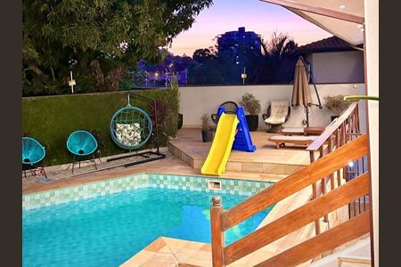 Casa à venda com 340m², 4 quartos e 4 vagas Casa à venda com 340m², 4 quartos e 4 vagasPiscina