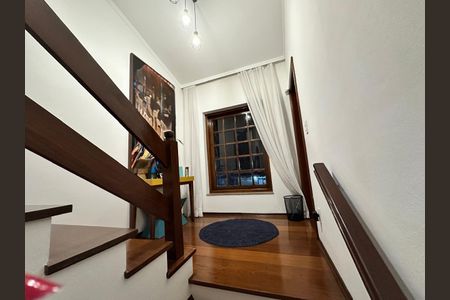 Casa à venda com 340m², 4 quartos e 4 vagas Casa à venda com 340m², 4 quartos e 4 vagasEscada