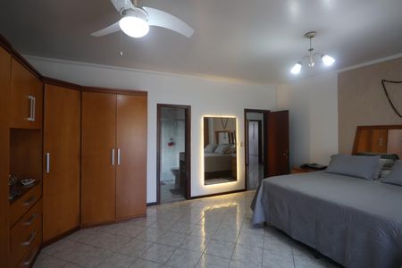 Casa à venda com 345m², 4 quartos e 5 vagasSuite