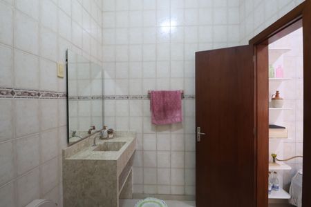 Casa à venda com 345m², 4 quartos e 5 vagasBanheiro de serviço