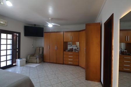 Casa à venda com 345m², 4 quartos e 5 vagasSuite