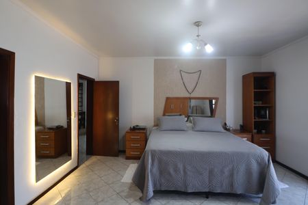 Casa à venda com 345m², 4 quartos e 5 vagasSuite