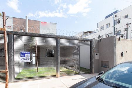 Casa à venda com 261m², 4 quartos e 2 vagasFachada