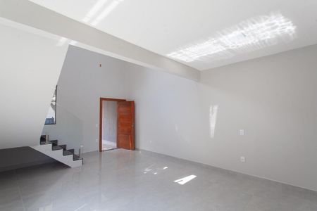 Sala de casa à venda com 4 quartos, 255m² em Heliópolis, Belo Horizonte