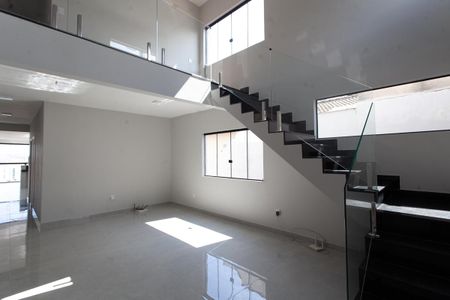Sala de casa à venda com 4 quartos, 255m² em Heliópolis, Belo Horizonte