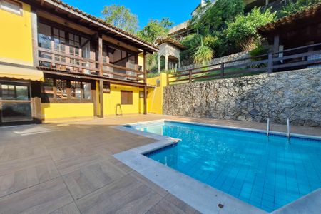 Casa de condomínio para alugar com 326m², 3 quartos e 3 vagasQuintal