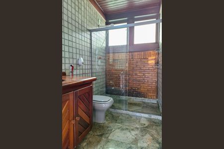 Casa de condomínio para alugar com 326m², 3 quartos e 3 vagasBanheiro Social