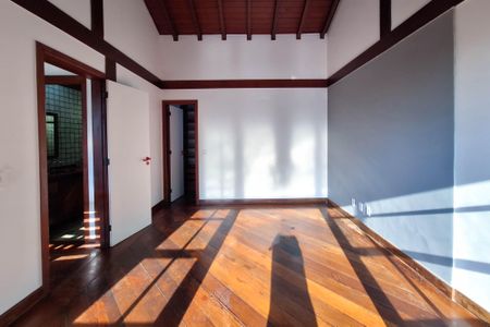 Casa de condomínio para alugar com 326m², 3 quartos e 3 vagasSuíte 1