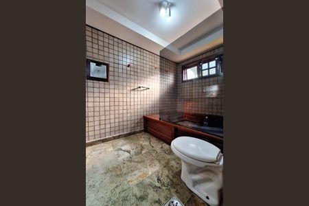 Casa de condomínio para alugar com 326m², 3 quartos e 3 vagasBanheiro da Suíte 1