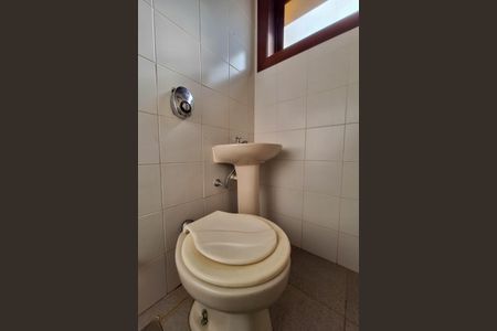 Casa de condomínio para alugar com 326m², 3 quartos e 3 vagasBanheiro de serviço