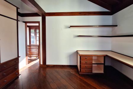 Casa de condomínio para alugar com 326m², 3 quartos e 3 vagasQuarto 2