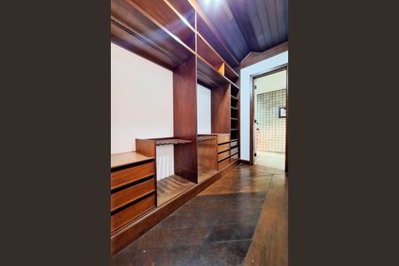 Casa de condomínio para alugar com 326m², 3 quartos e 3 vagasCloset da suíte 1