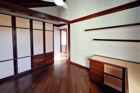 Casa de condomínio para alugar com 326m², 3 quartos e 3 vagasQuarto 2