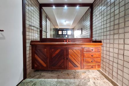 Casa de condomínio para alugar com 326m², 3 quartos e 3 vagasBanheiro da Suíte 1