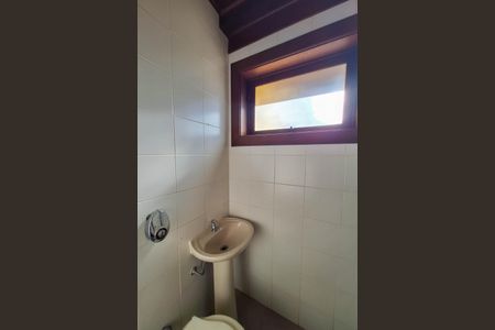 Casa de condomínio para alugar com 326m², 3 quartos e 3 vagasBanheiro de serviço