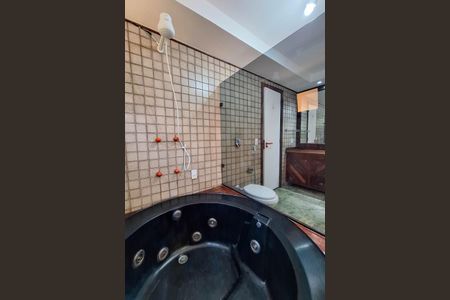 Casa de condomínio para alugar com 326m², 3 quartos e 3 vagasBanheiro da Suíte 1