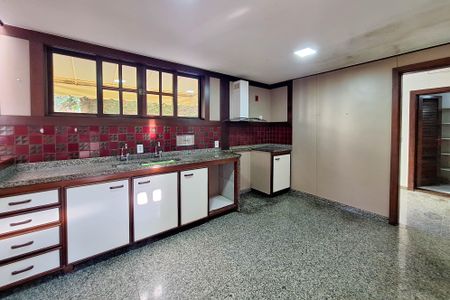 Casa de condomínio para alugar com 326m², 3 quartos e 3 vagasCozinha