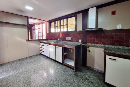 Casa de condomínio para alugar com 326m², 3 quartos e 3 vagasCozinha
