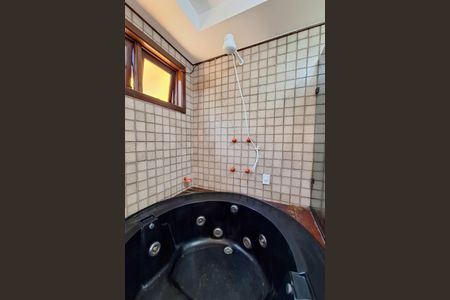 Casa de condomínio para alugar com 326m², 3 quartos e 3 vagasBanheiro da Suíte 1