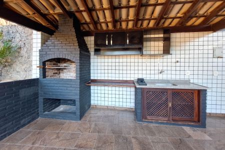 Casa de condomínio para alugar com 326m², 3 quartos e 3 vagasQuintal