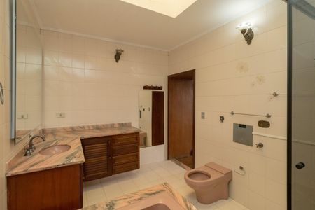 Casa para alugar com 200m², 4 quartos e 3 vagasBanheiro da Suíte