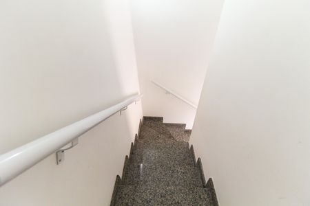 Casa de condomínio à venda com 57m², 2 quartos e 1 vagaEscada