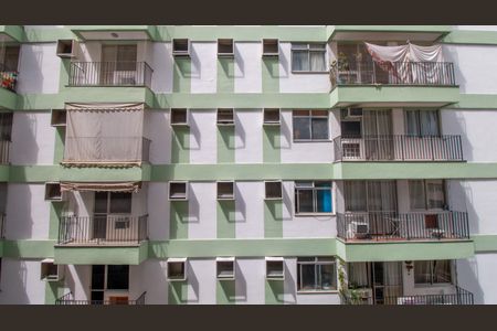 Apartamento à venda com 74m², 2 quartos e 1 vaga Apartamento à venda com 74m², 2 quartos e 1 vagaVista da Área de Serviço