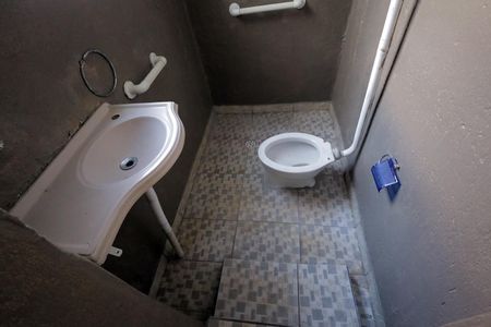Casa à venda com 70m², 2 quartos e 2 vagasBanheiro da Edícula